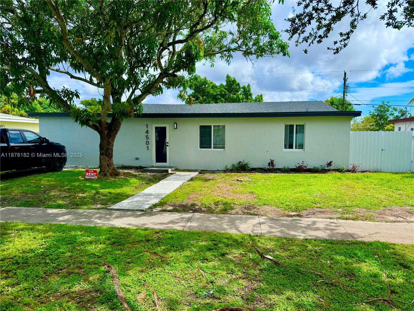 Beautiful property 3 bedroom 2 bathroom. Property has 2 rooms rented separately with their own entrances on the sides, only main house rented with private backyard. Electricity, Water and internet included in the rent price.
Text listing agent for more questions