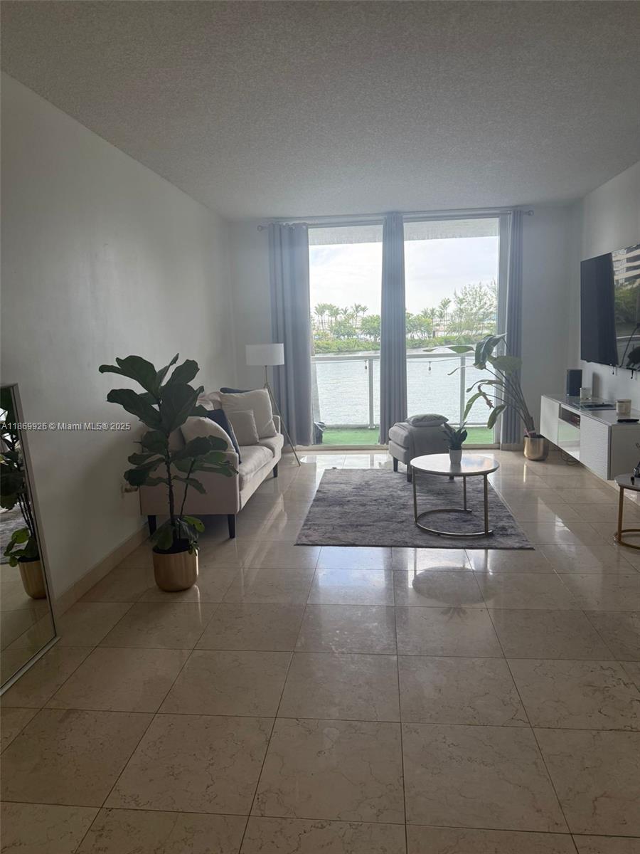 Spacious 2 bed 2 bath unit, open kitchen, washer/dryer in unit. EXCELLENT LOCATION!!The Blue lagoon offers all amenities easy, marble floors, LAKE VIEW!!