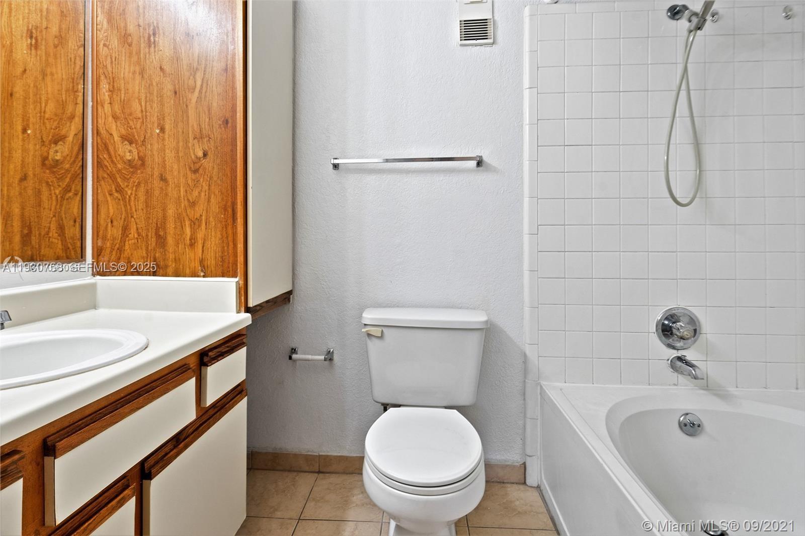 VISTA LAGO AT THE HAMMOCK - Residential Lease