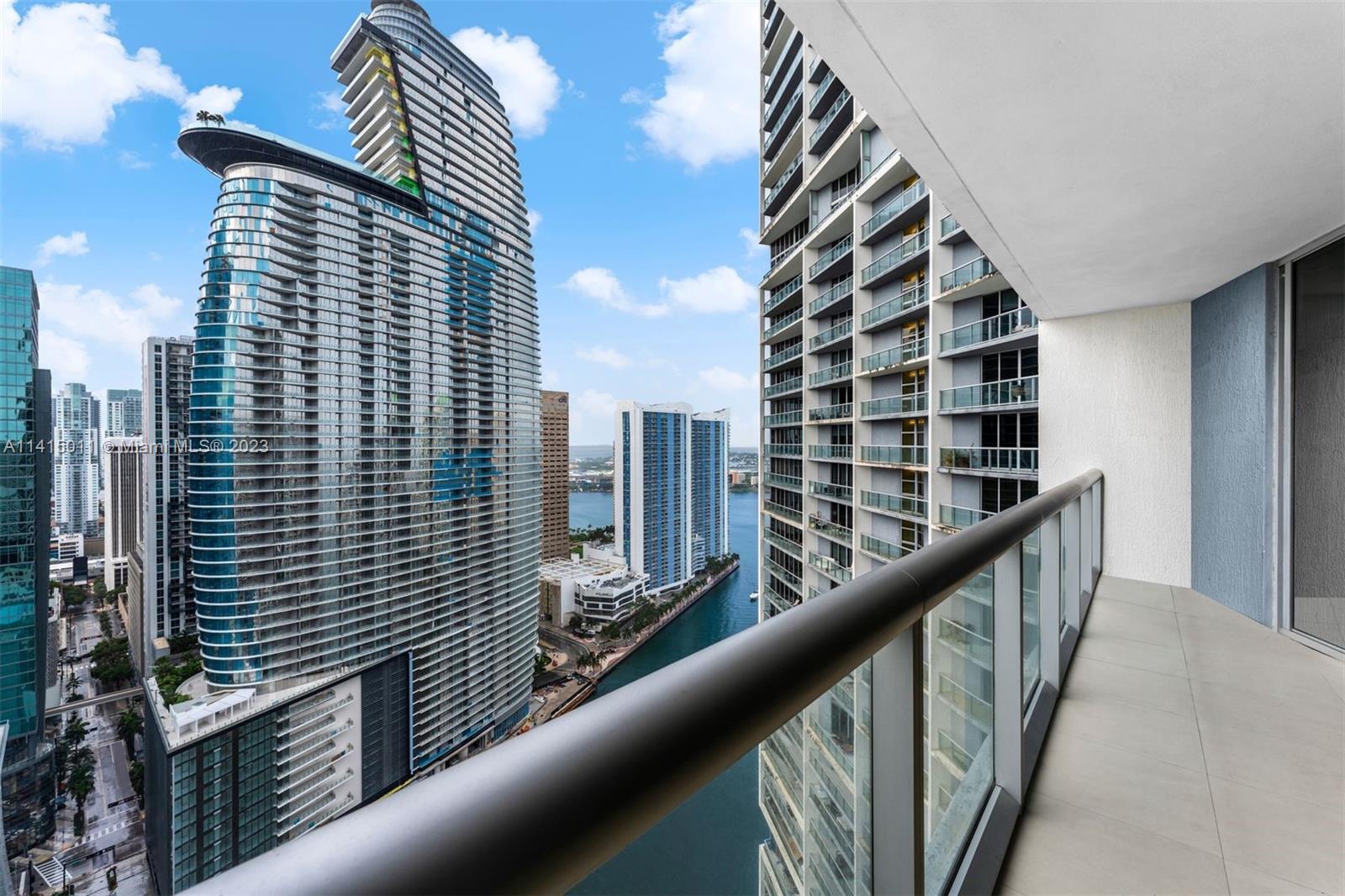 Smartly refreshed large and spacious 1-bed in Icon Brickell Tower One, with preferred views of the Miami river and Biscayne Bay. Unit features: 24 x 24 porcelain floors, sub zero/bosch and wolf appliances, sunscreen window treatments, upgraded washer/dryer, recently replaced A/C Unit, and one of the few units with a stand-alone shower. Resort like amenities include: one of the largest lap pools for a condo in Florida, spectacular spa, world class fitness center, Cipriani and Cantina La Viente restaurants both on site, walking distance to restaurants and Brickell City shops and all Brickell has to offer, and much more.