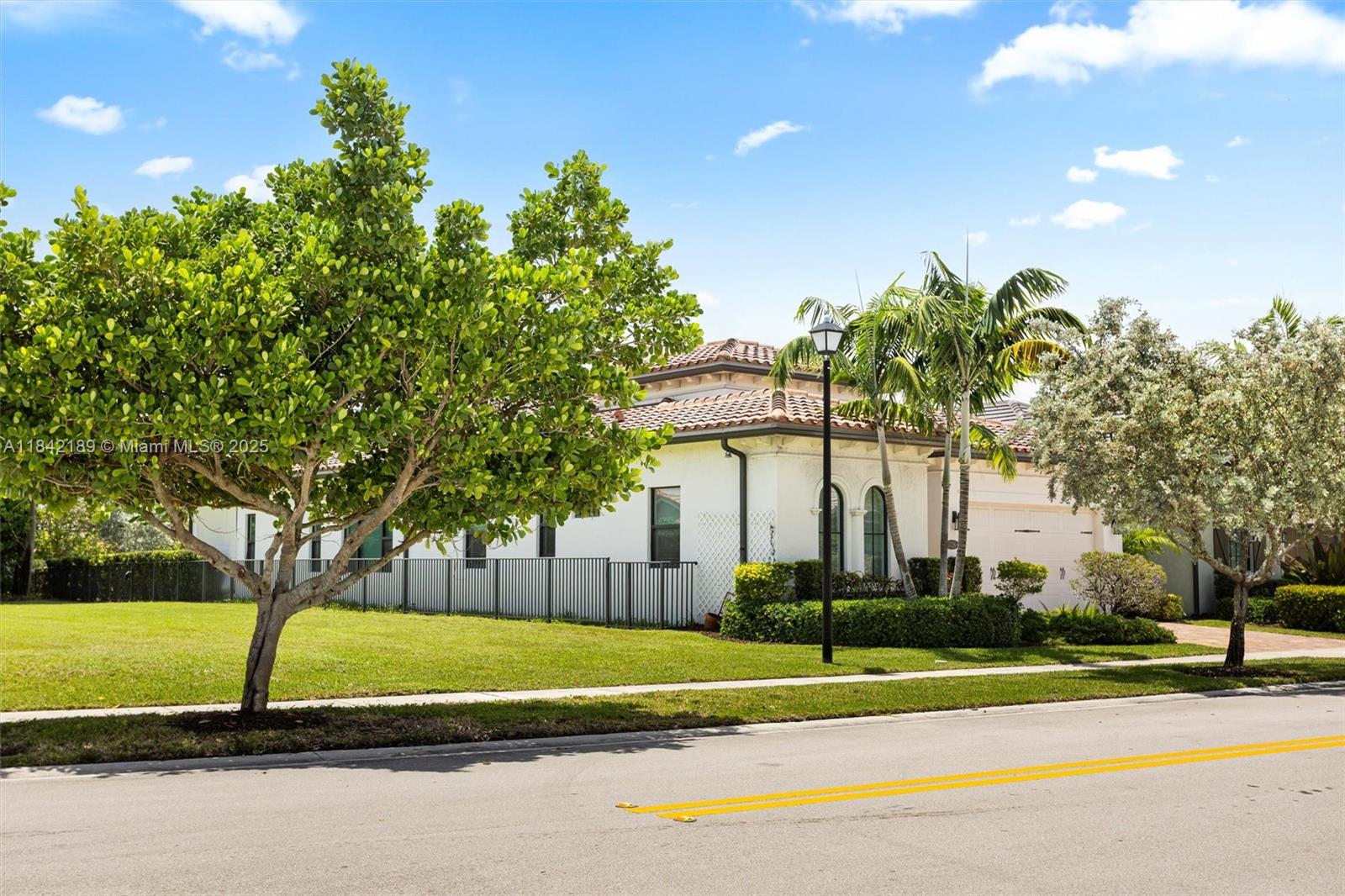 1126 SW 113th Way, Pembroke Pines, FL, 33025/$929,000 2 1126 SW 113th Way