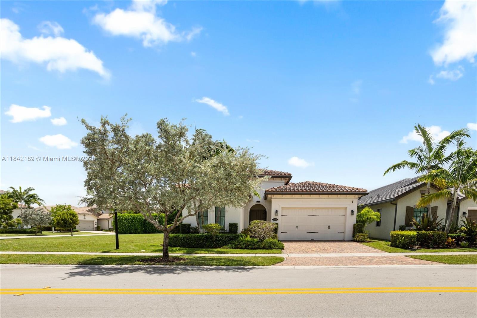 1126 SW 113th Way, Pembroke Pines, FL, 33025/$929,000 3 1126 SW 113th Way