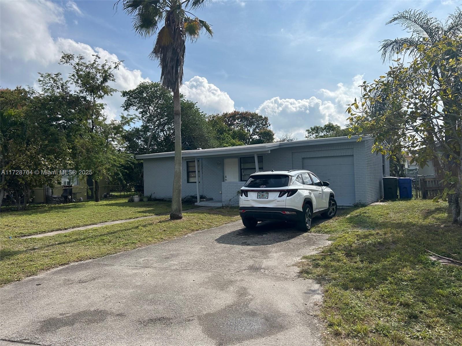 GOOD LOCATION!! BIG HOME 3 BEDROOM, 1 FULL BATH, SPACIOUS LOT FRONT AND BACK (8,266 SF), CERAMIC FLOORING, WASHER AND DRYER IN THE UNIT, SEPARATE STORAGE ROOM OUTSIDE, CLOSE TO EVERYTHING, SHOPPING, RESTAURANTS, BANKS, I-95 HIGHWAYS, 10 MINUTES FROM THE BEACH, PARKING SPACE FOR 4 CARS OR MORE, WELCOME PETS, GOOD OPPORTUNITY FOR INVESTORS