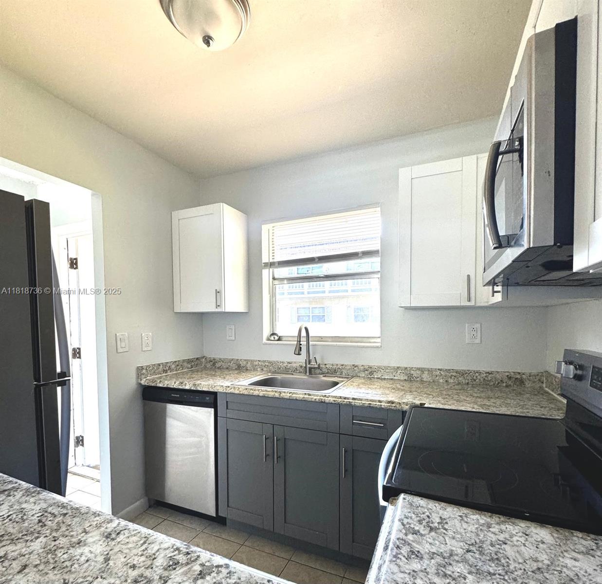 Excellent 1/1 unit at Sequoia Gardens Condo for rent!! Bathroom redone, new Range and Dishwasher and cabinets and apartment just painted.
Move-in ready unit, text me for appointments. Minimum credit score per association is 680.