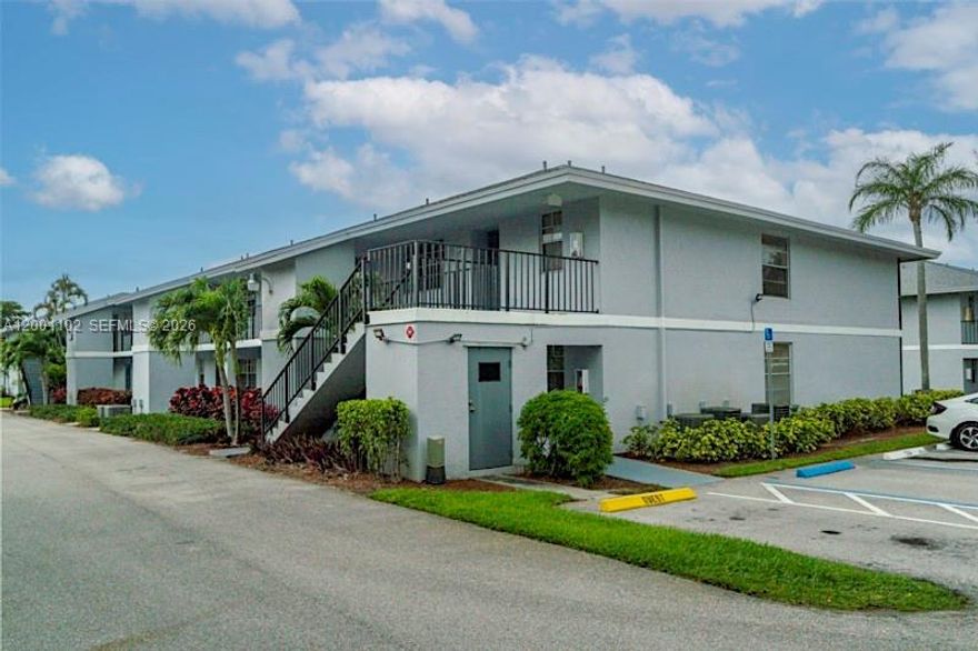 2/2 UNIT IN A VERY CONVENIENT LOCATION AT EAST OF I-95 OVERLOOKING TO THE POOL FROM THE SCREENED BALCONY. UNIT IS FRESHLY PAINTED. PET FRIENDLY. FINAL CLEANING WILL BE DONE BEFORE THE TENANT MOVE IN. WASHER & DRYER IN UNIT. NO CREDIT SCORE IS REQUIRED BY THE ASSOCIATION.