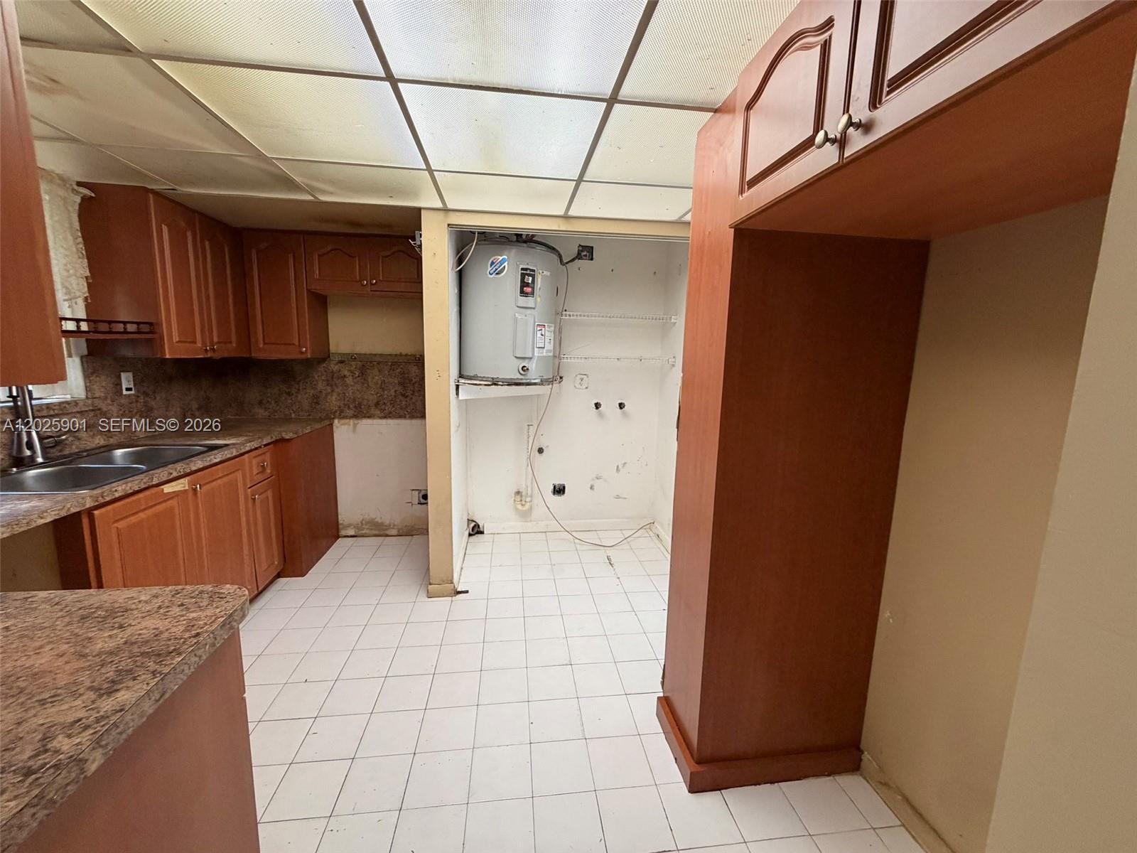 COUNTRY CLUB VILLAS TH CO - Residential