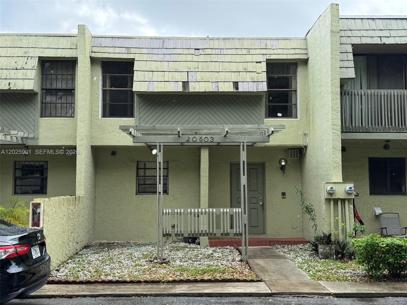 COUNTRY CLUB VILLAS TH CO - Residential