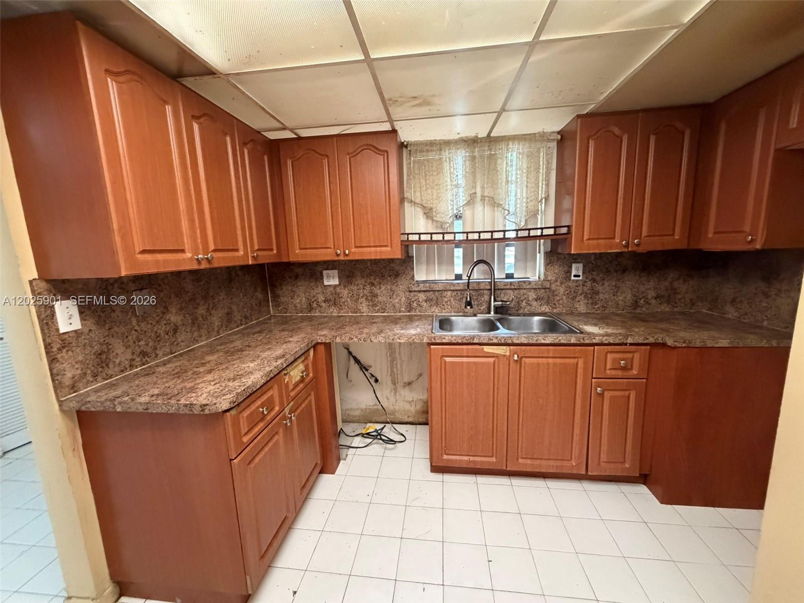 COUNTRY CLUB VILLAS TH CO - Residential