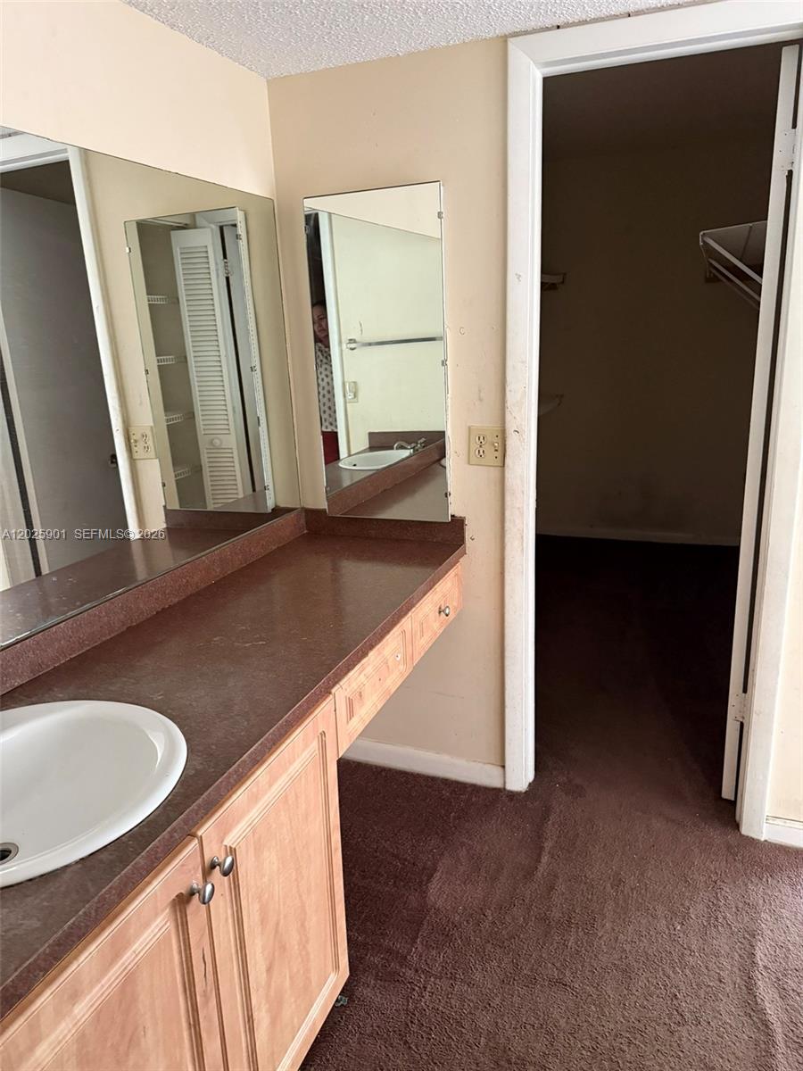 COUNTRY CLUB VILLAS TH CO - Residential