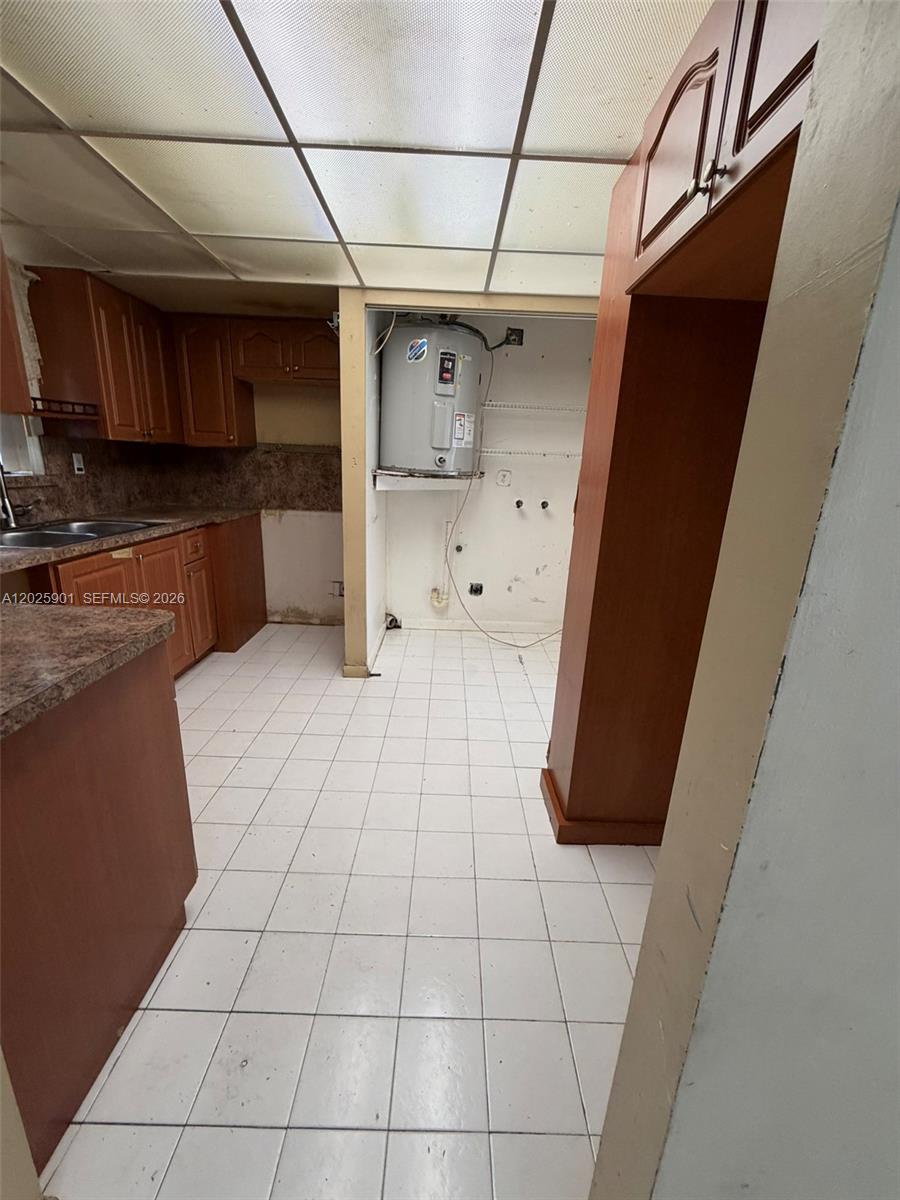 COUNTRY CLUB VILLAS TH CO - Residential