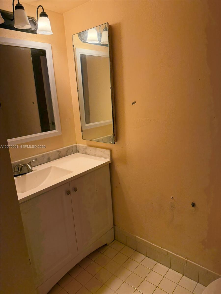 COUNTRY CLUB VILLAS TH CO - Residential