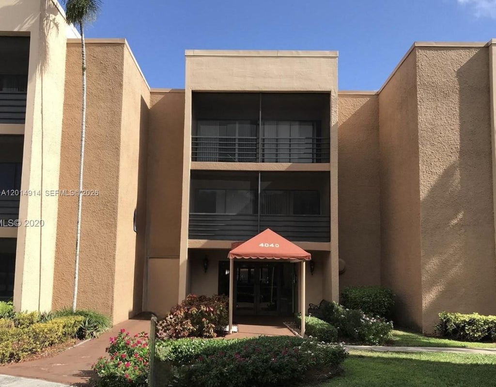 Photo of 4040 N Hills Dr #20, Hollywood, FL 33021 (MLS # A12014914)