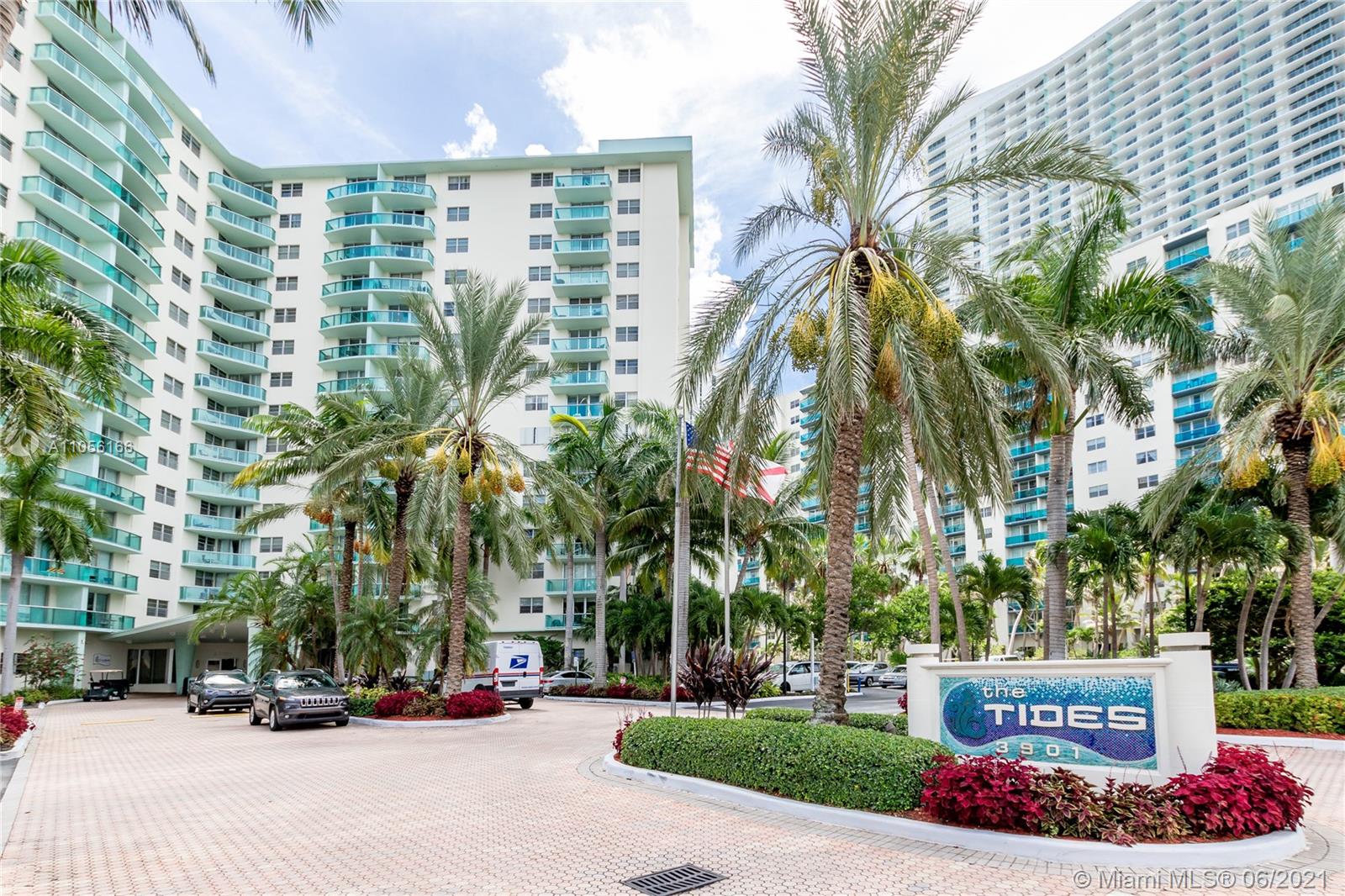Resort-style condo right on the beach. DIRECT OCEAN VIEW with open balcony overlooking the ocean. Heated
pool, spa, exercise room, convenient store, 24 hour security, spotlessly clean, spacious, modern decor, 2 flat
screen TVs. Walk to Hollywood "Board-walk". Close to the Aventura shopping center. Fort Lauderdale Airport and
Miami International Airport, sports stadiums, theaters. $ 150 CLEANING, there is a FEES for valet parking. Close to
supermarkets, Starbucks banks, Walmart. Available monthly or per year FULLY RENOVATED!