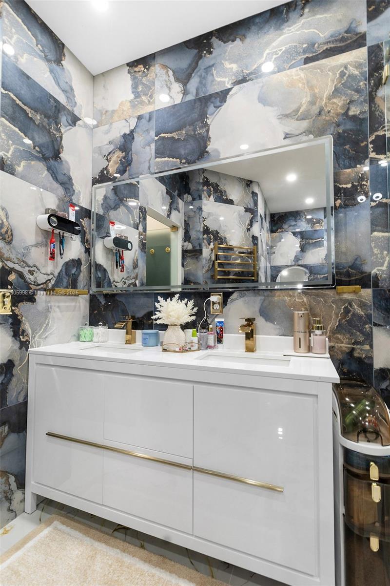 HEMINGWAY POINT - Residential