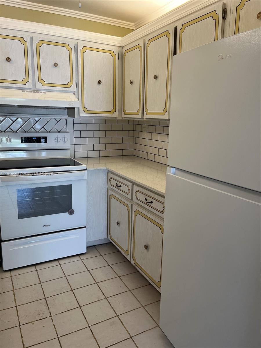 Rental Property at 17051 Ne 35th Ave 202, North Miami Beach, Miami-Dade County, Florida - Bedrooms: 2 
Bathrooms: 2  - $2,000 MO.