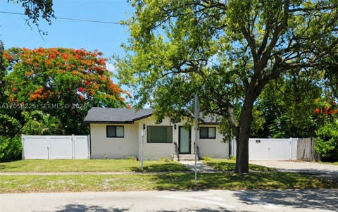 Photo of 601 NE 1st St, Pompano Beach, FL 33060 (MLS # A12058225)