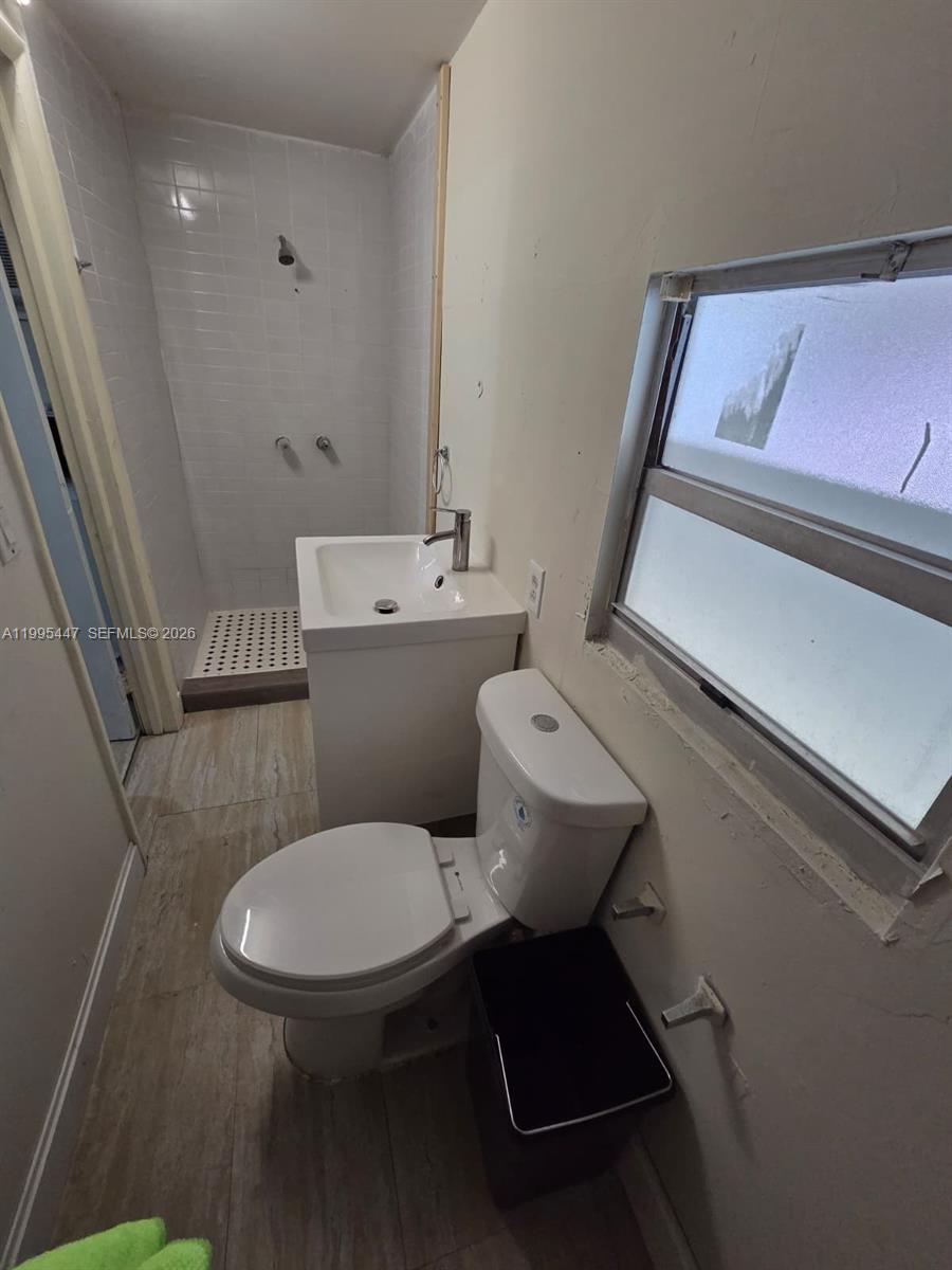 UNIVERSITY LAKES - Residential Lease