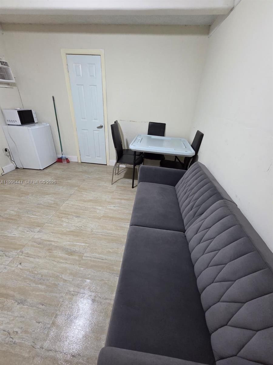 UNIVERSITY LAKES - Residential Lease