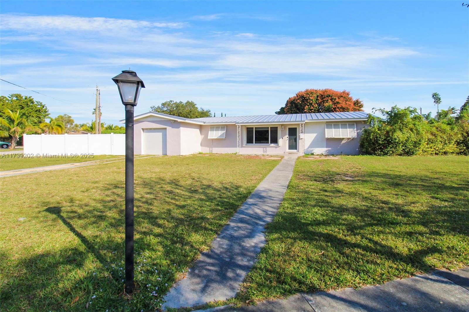 16401 Sw 92nd Ave, Palmetto Bay, Miami-Dade County, Florida - 3 Bedrooms  
2 Bathrooms - 