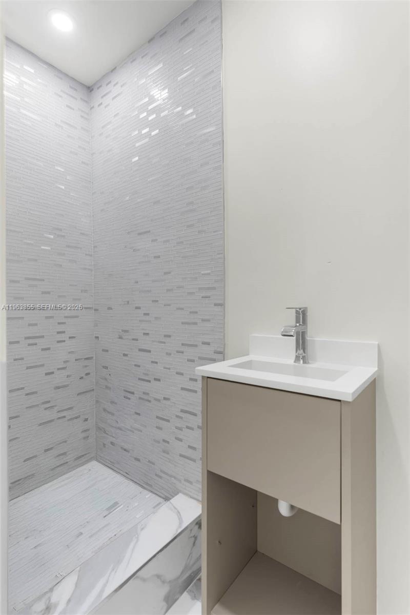BEACH CLUB VILLAS CONDO II - Residential Lease