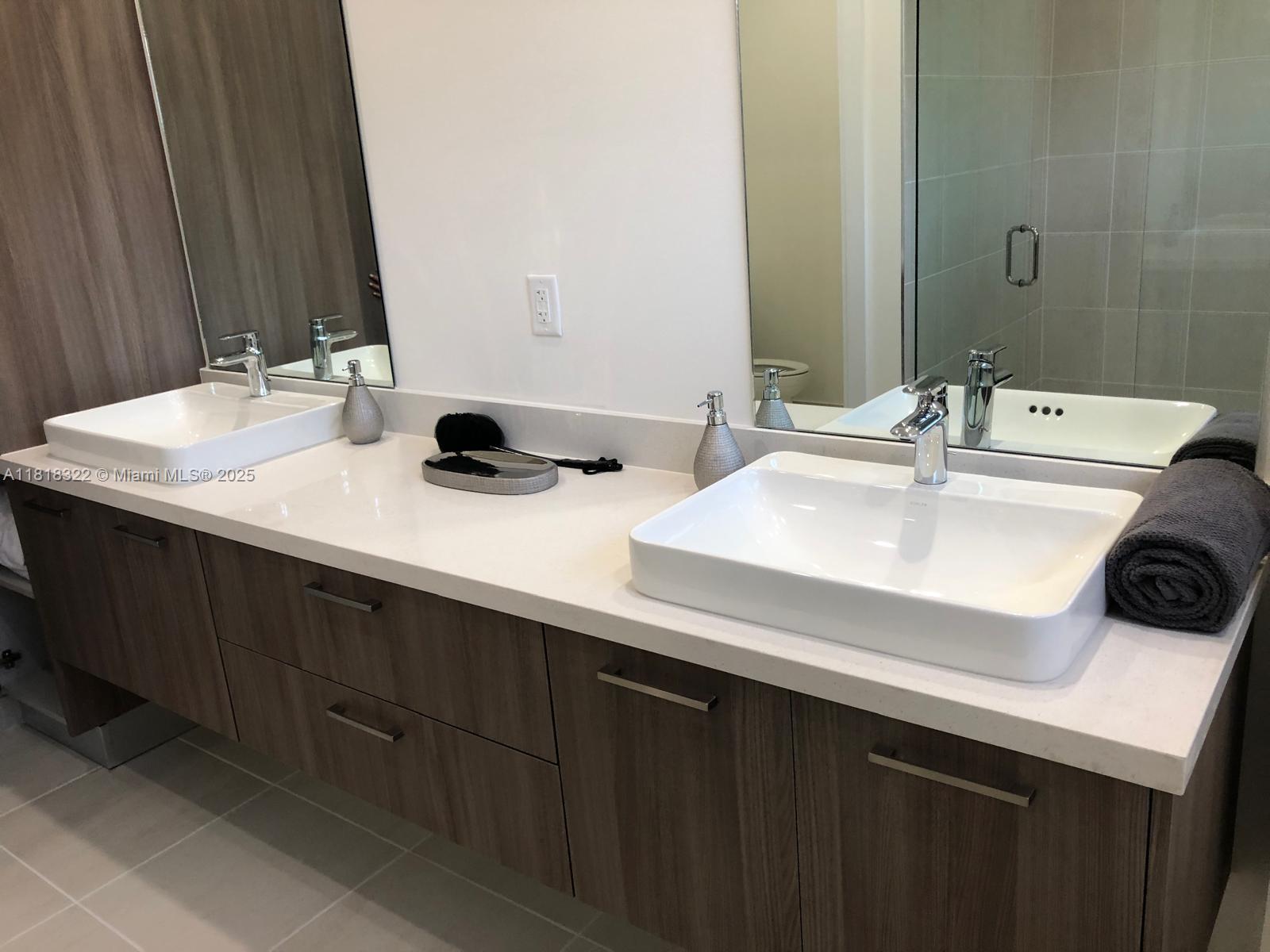 DOWNTOWN DORAL SOUTH PHAS - Residential