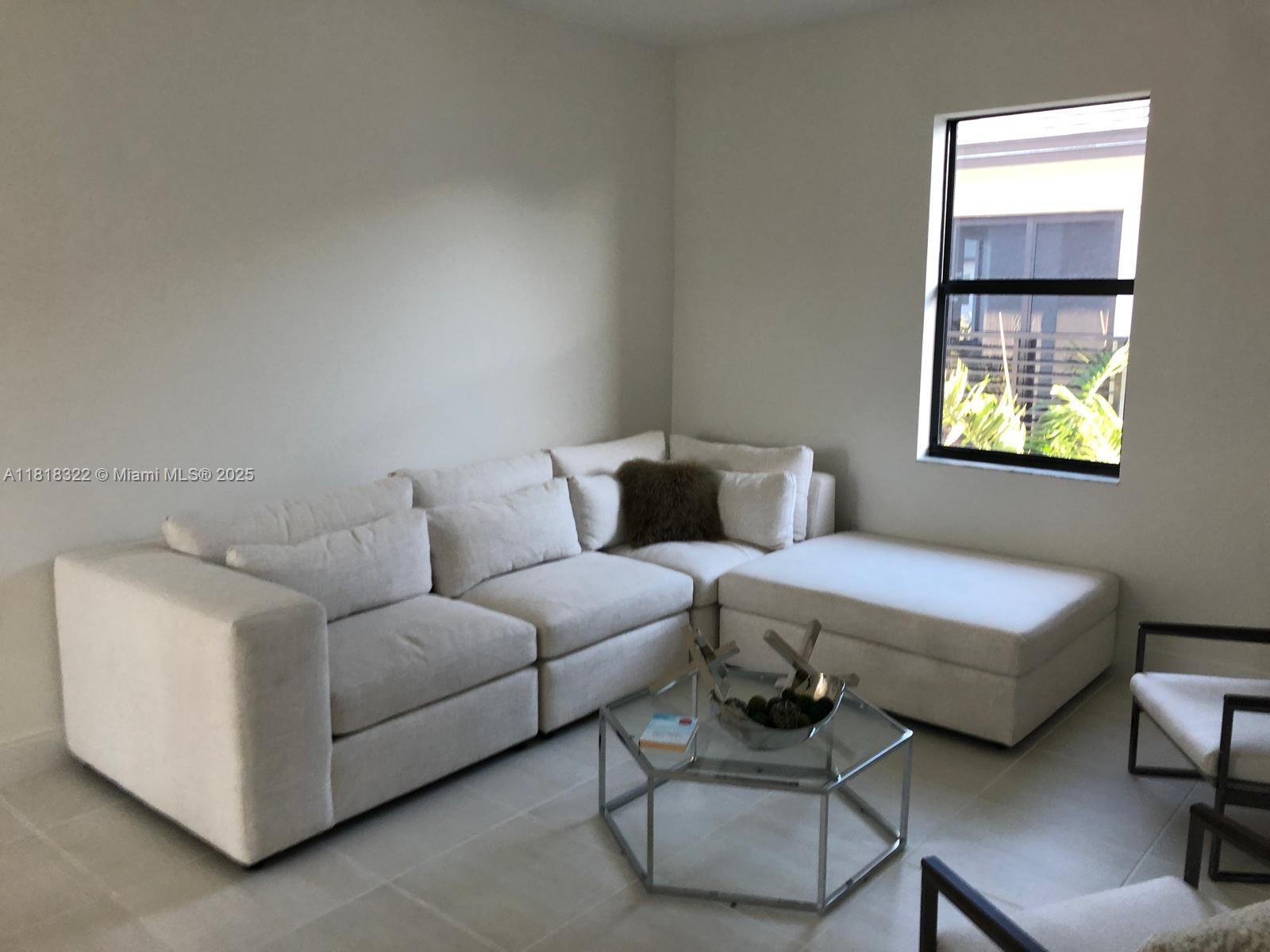 DOWNTOWN DORAL SOUTH PHAS - Residential