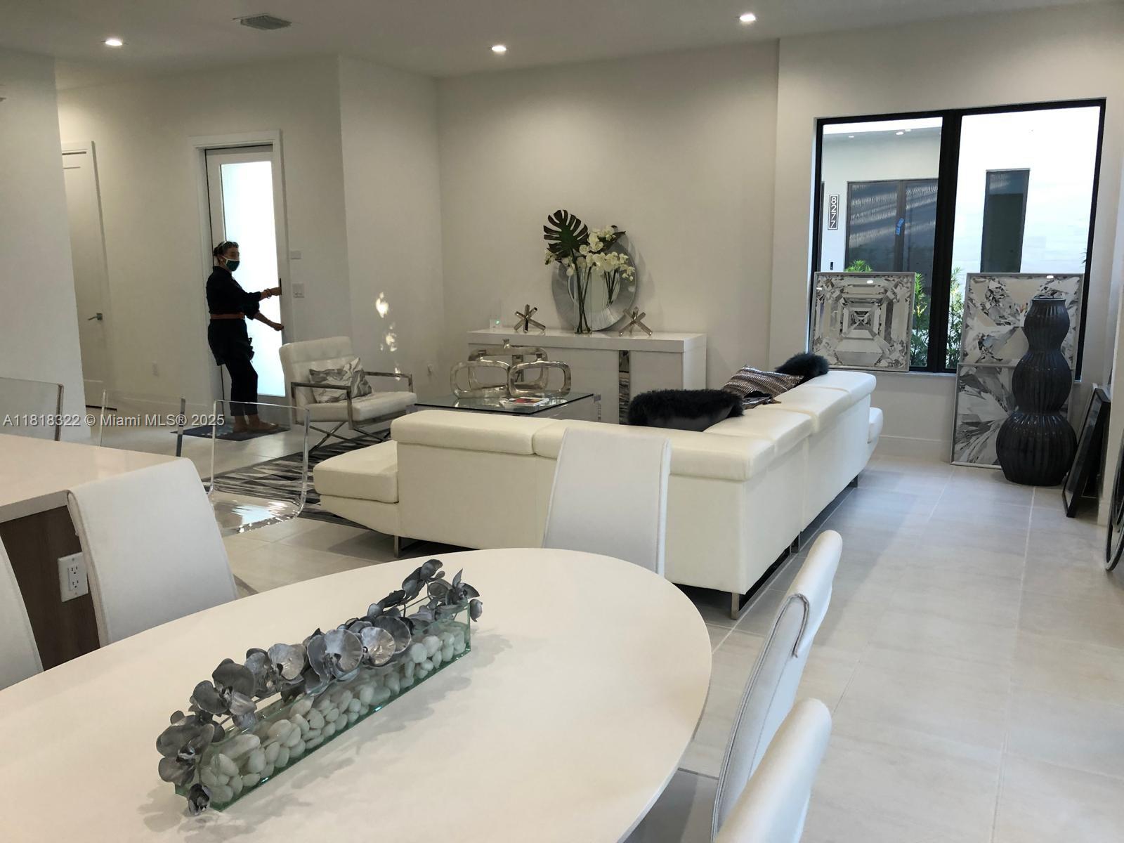 DOWNTOWN DORAL SOUTH PHAS - Residential