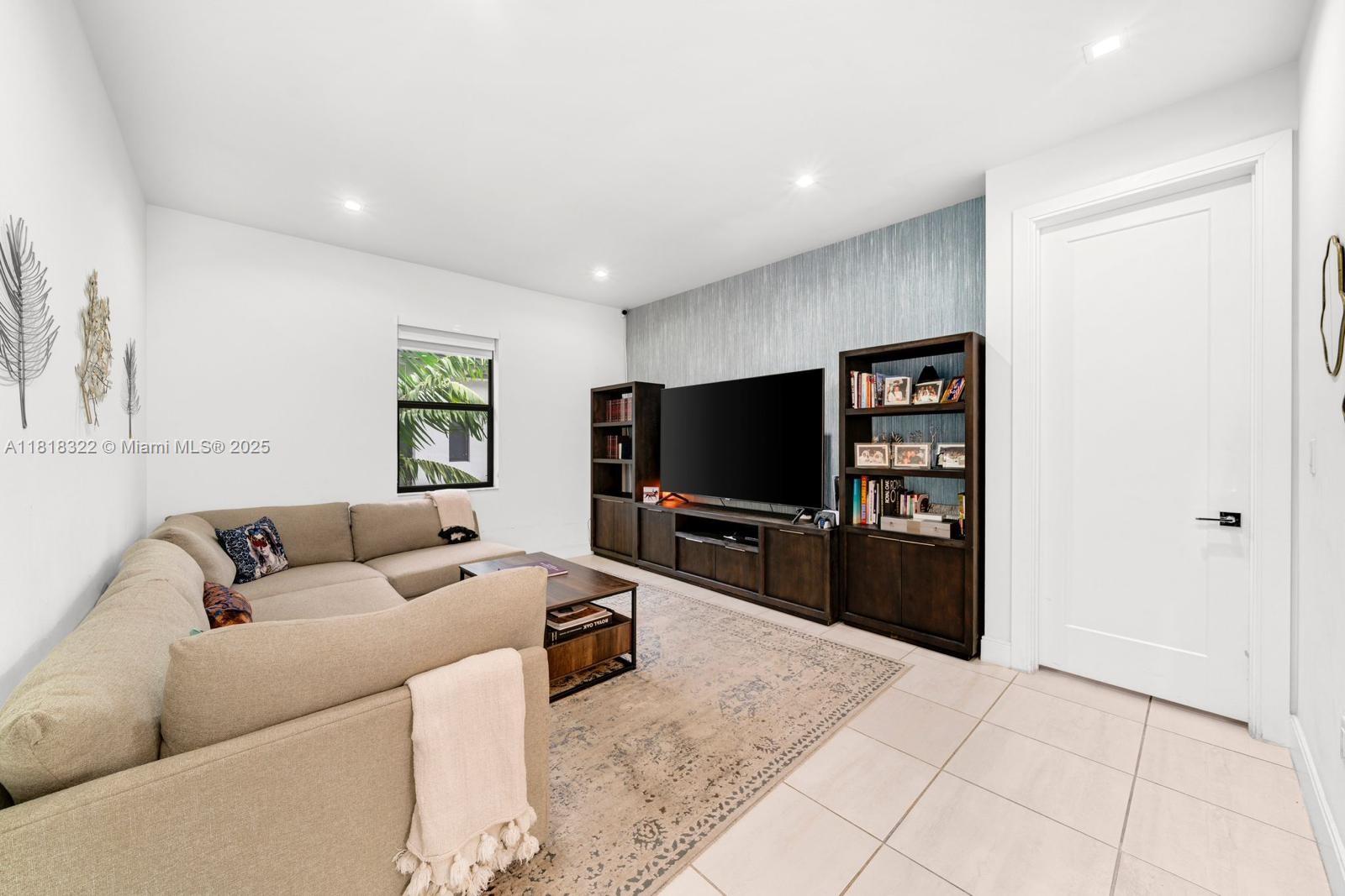 DOWNTOWN DORAL SOUTH PHAS - Residential