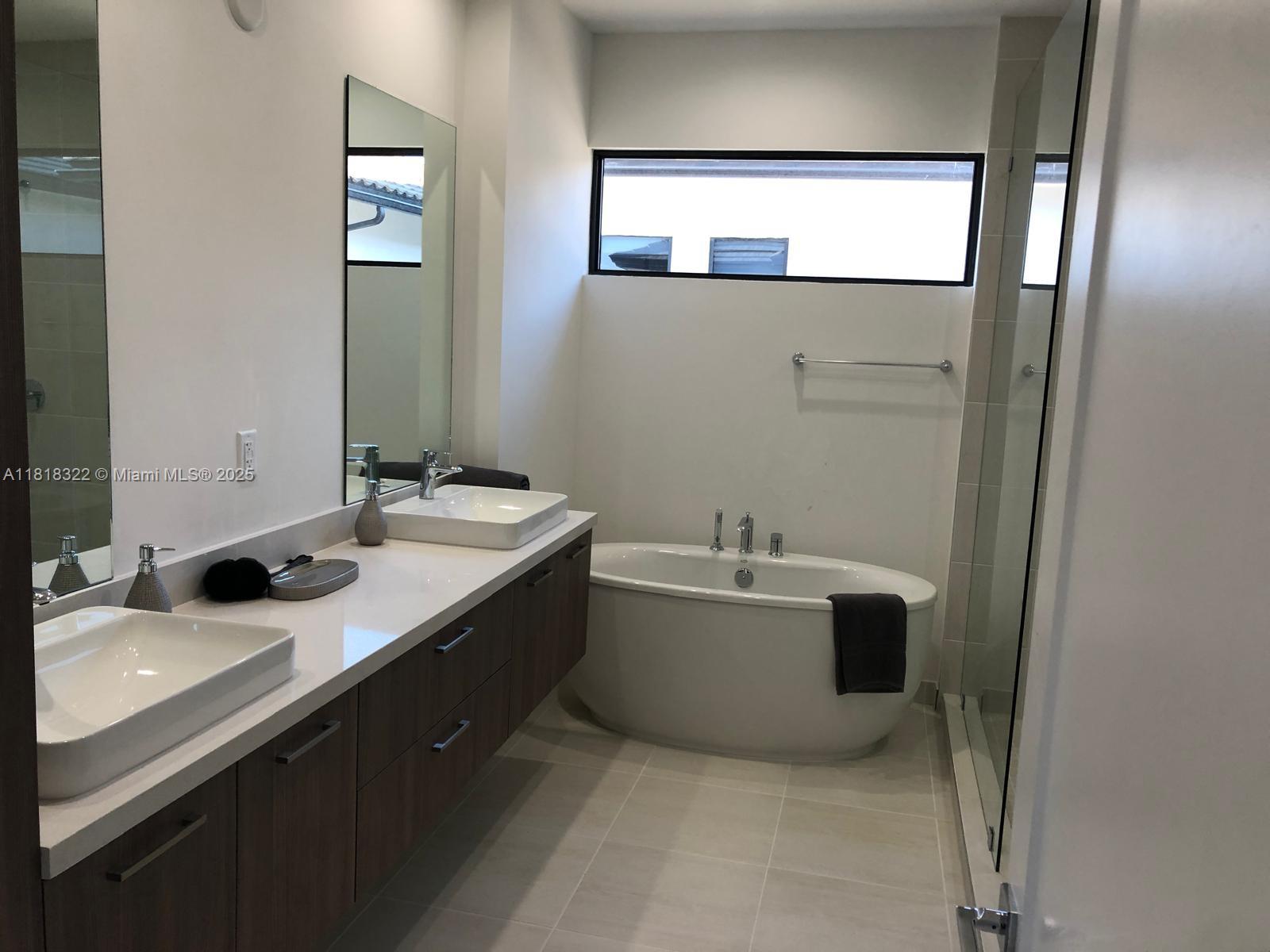 DOWNTOWN DORAL SOUTH PHAS - Residential