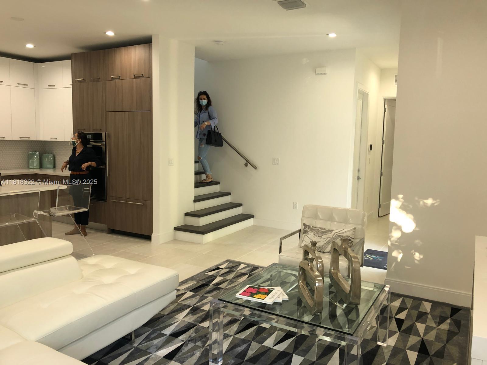 DOWNTOWN DORAL SOUTH PHAS - Residential