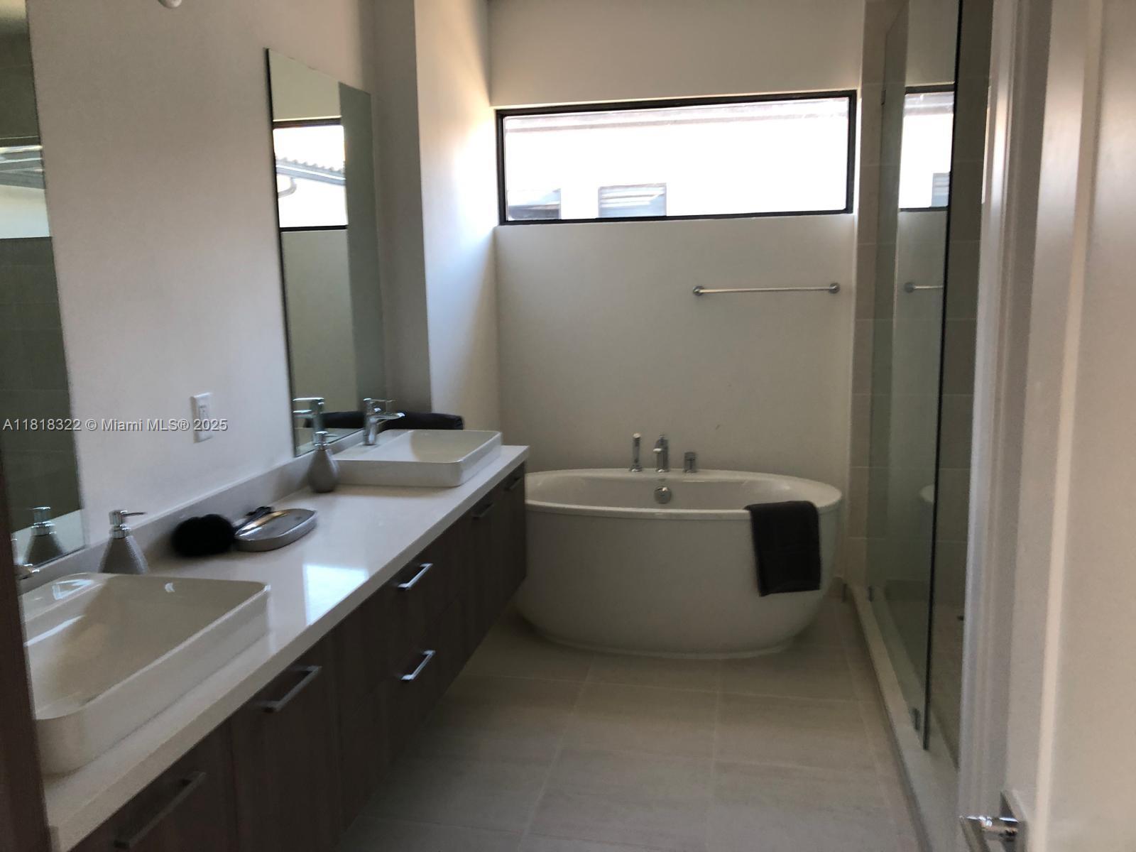 DOWNTOWN DORAL SOUTH PHAS - Residential