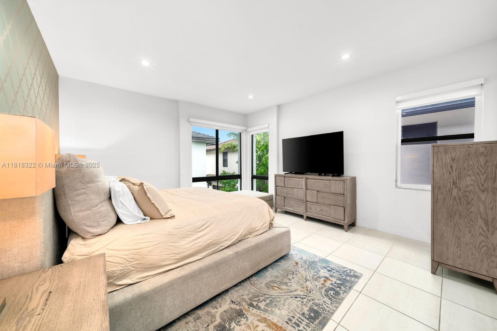 DOWNTOWN DORAL SOUTH PHAS - Residential