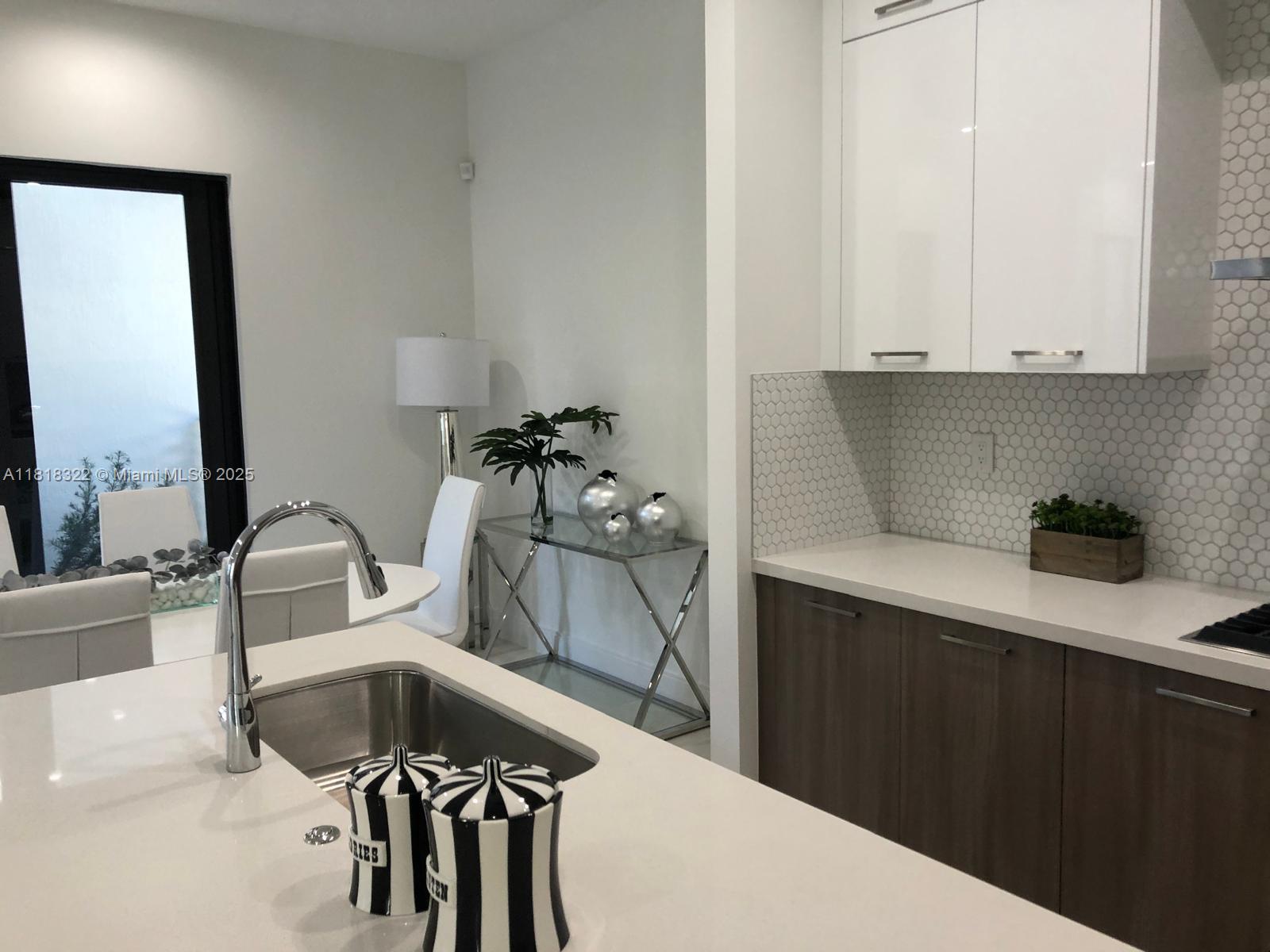 DOWNTOWN DORAL SOUTH PHAS - Residential