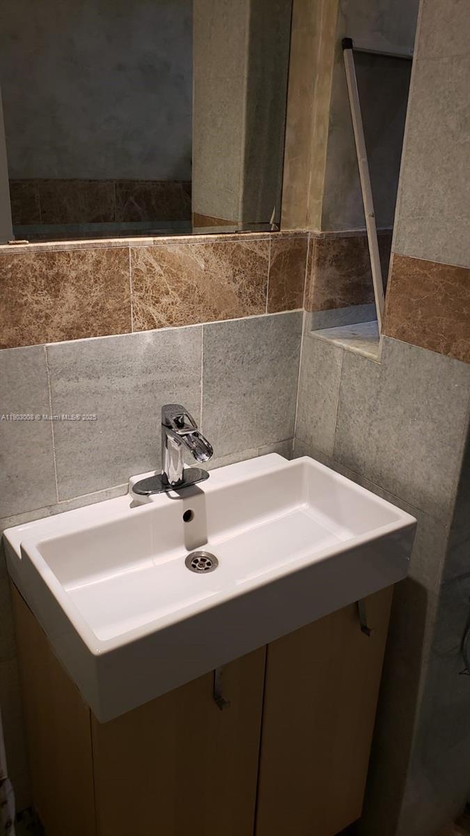 LSOLEI AT HALLANDALE BEAC - Residential Lease