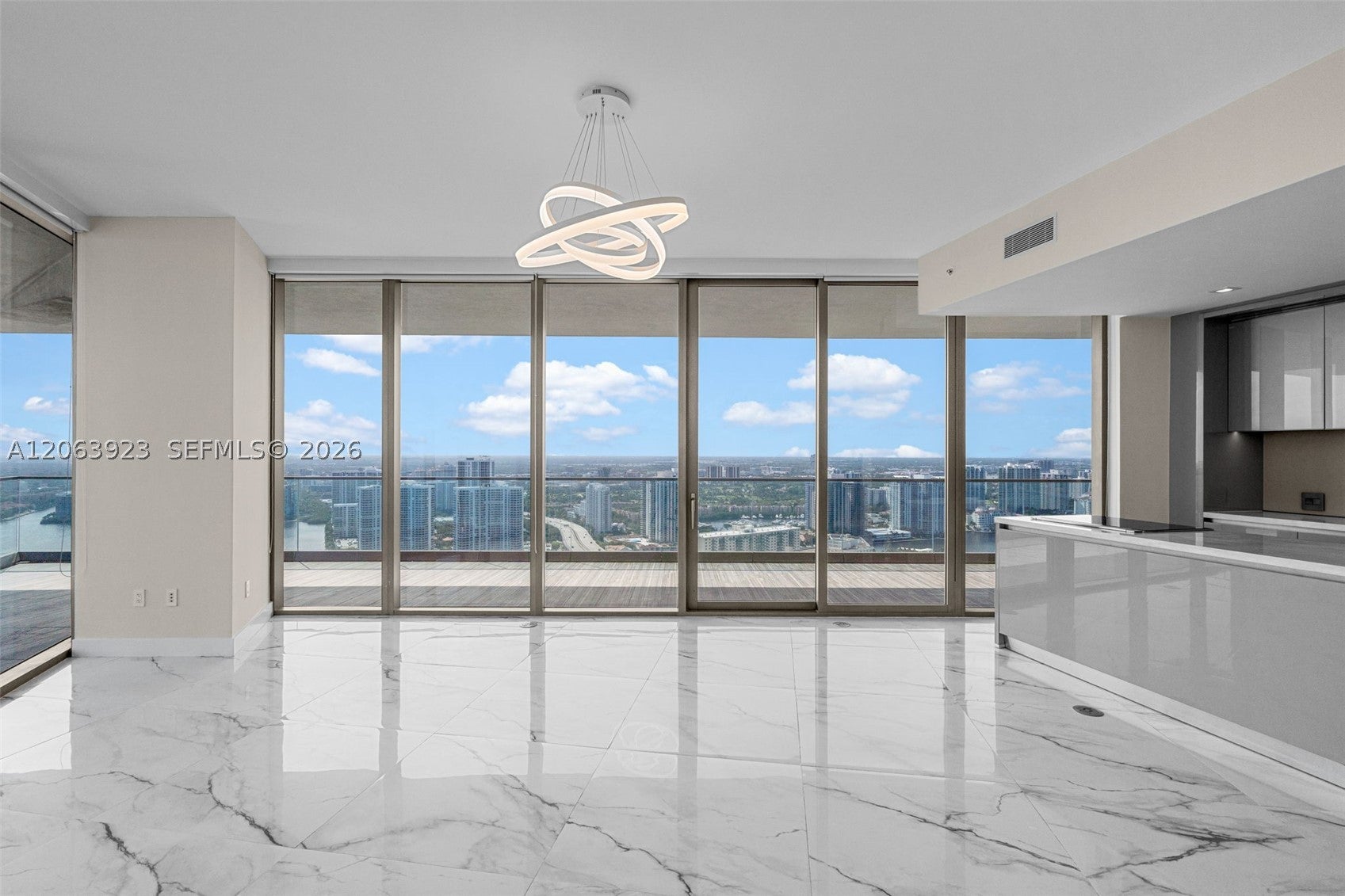 18975 Collins Ave 3605