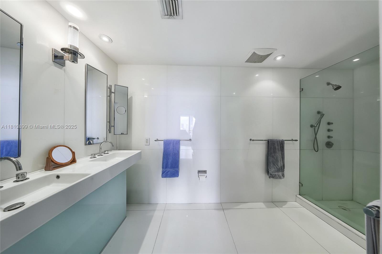 ONE THOUSAND VENETIAN WAY - Residential