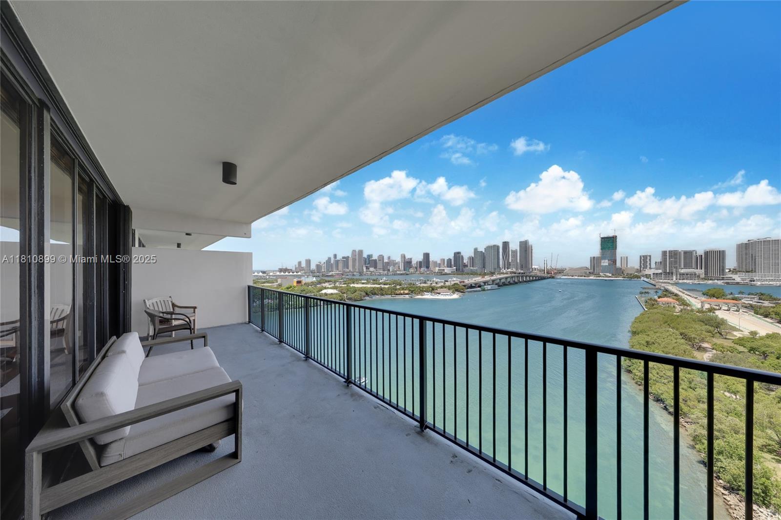 1000 Venetian Way 1306