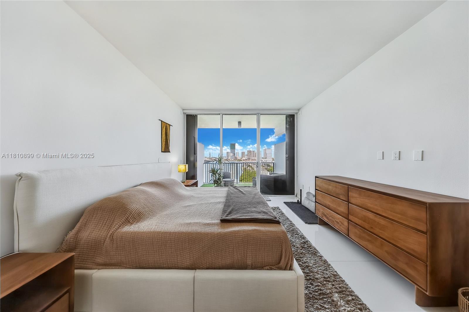 ONE THOUSAND VENETIAN WAY - Residential