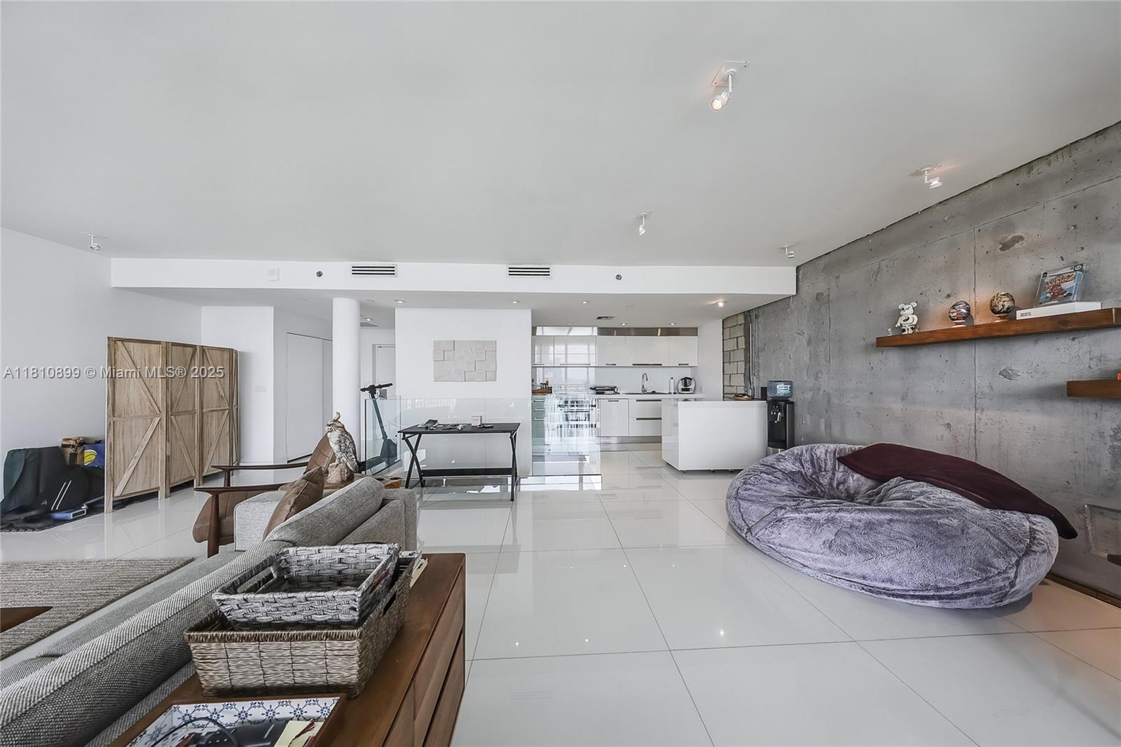 1000 Venetian Way 1306