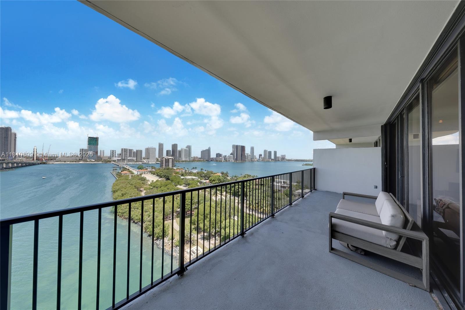 1000 Venetian Way 1306