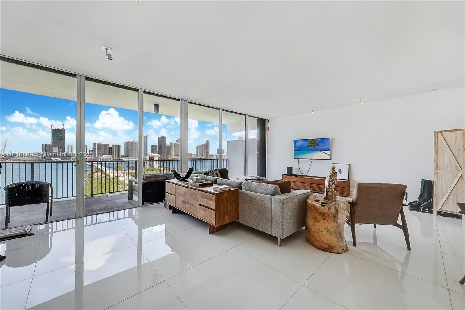 1000 Venetian Way 1306