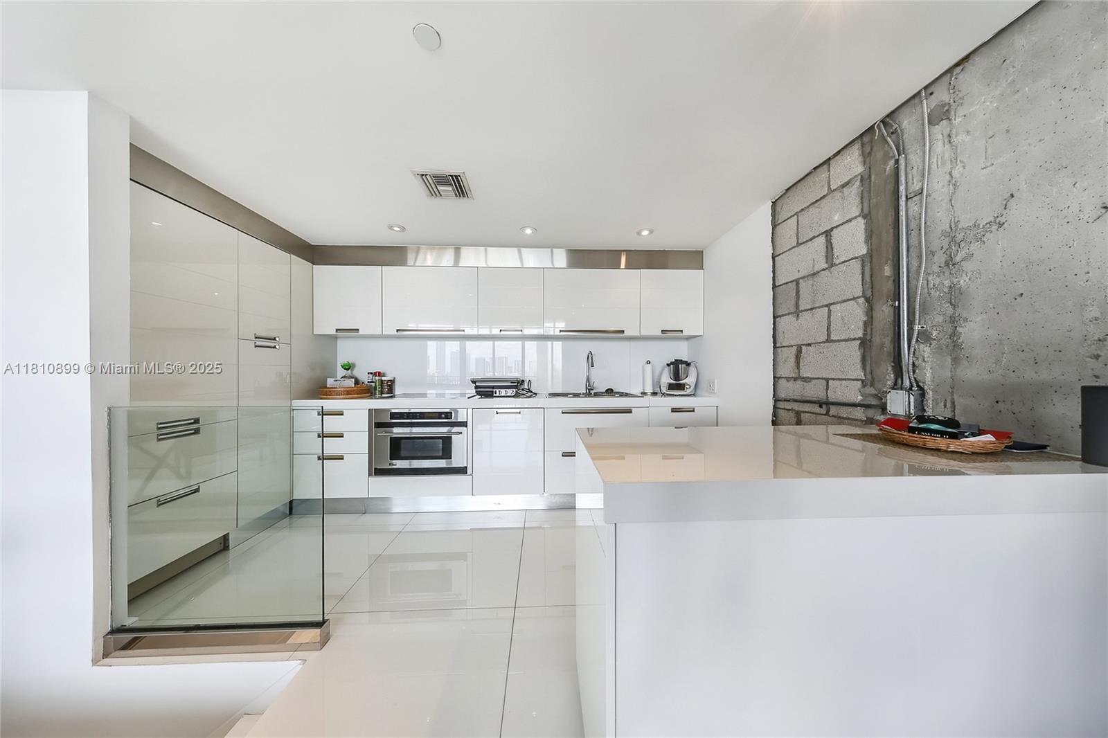 ONE THOUSAND VENETIAN WAY - Residential