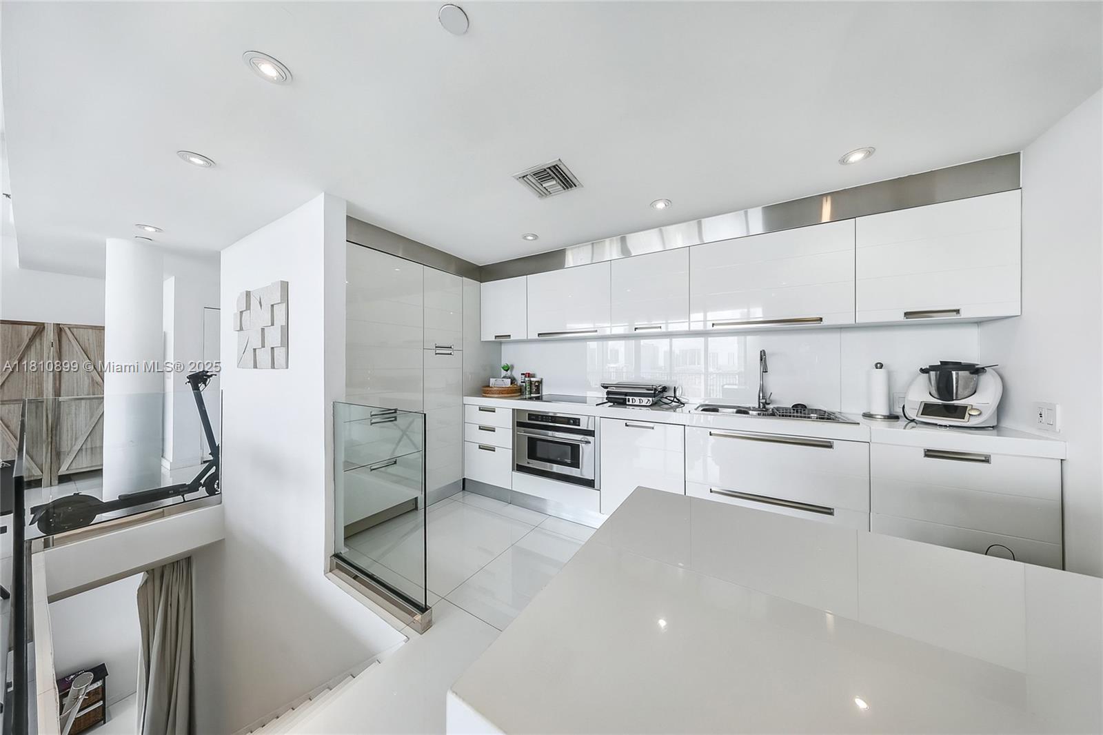 ONE THOUSAND VENETIAN WAY - Residential