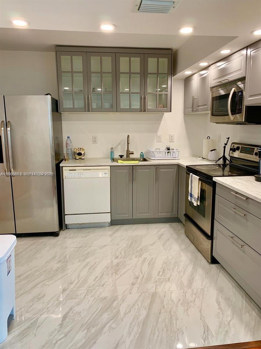 DE SOTO PARK CONDO - Residential Lease