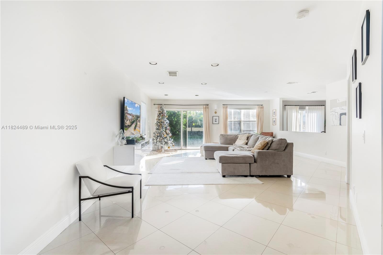 7400 Viscaya Cir, Margate, FL, 33063/$505,000 3 7400 Viscaya Cir