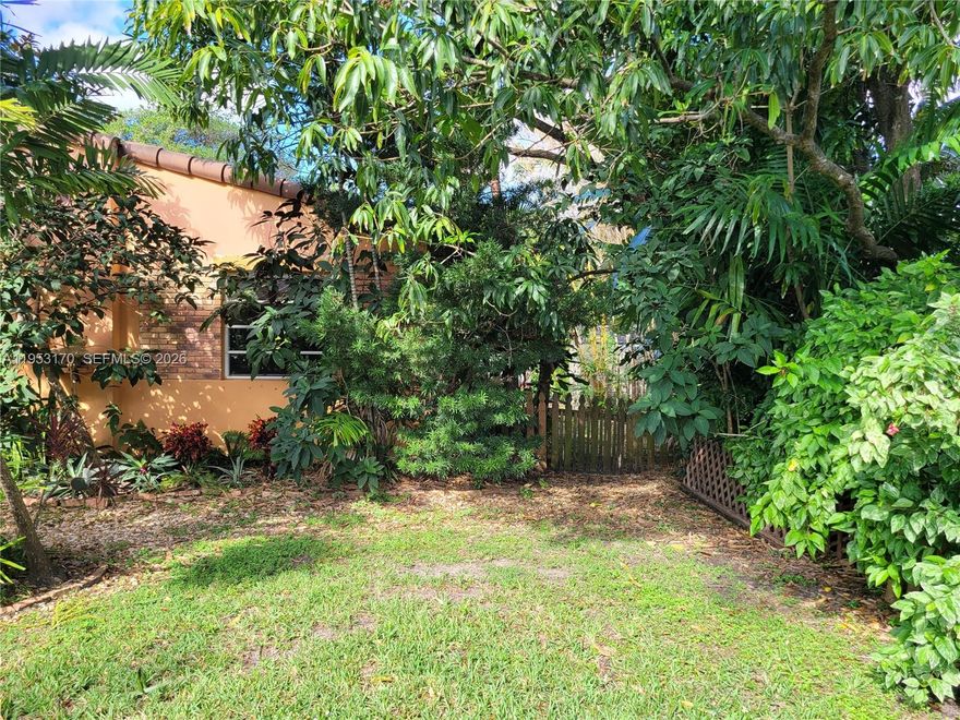 Reduced price. 10 Minutes to famous Hollywood Beach Broad-Walk with many restaurants and golden sand beach. East of us 1. The house is surrounded by many mature trees for your privacy to enjoy. Here you feel like you are in the real old Florida used to be.  Bamboo trees, one large Mango tree, many Palm trees, Bougainvillea, Hibiscus and more. Stainless appliances. New Samsung stack Washer and Dryer. Tankless Water Heater. 5 minutes to many big shopping centers and Casinos. The house in full of antique furniture. Concrete slab parking inside fence back garden for your motorhome up to 40 feet. Slab dimensions width 29 feet and length 30 feet plus 10 feet of grass to the fence.