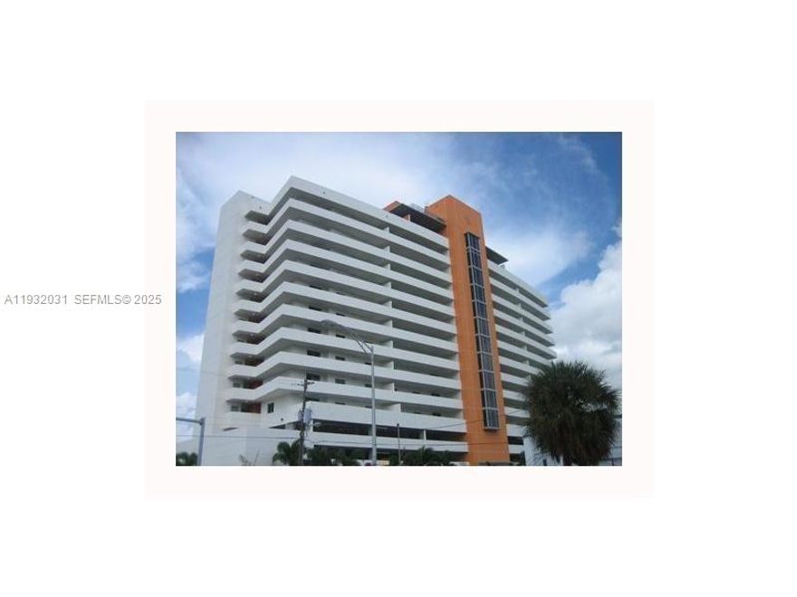 LOVELY 1 BED/1 BATH IN CENTRAL LOCATION. UNIT OFFERS: OPEN LIVING/DINING AREA, MODERN KITCHENWITH S.S. APPLIANCES, GRANITE COUNTERS, W/D, WALK-IN CLOSET, 1 ASSIGNED PARKING SPACE & SPACIOUSBALCONY. AMENITIES INCLUDE: POOL, GYM & ACTIVITY ROOM. MINUTES FROM DOWNTOWN MIAMI, BRICKELL,SHOPS & EXPRESSWAY