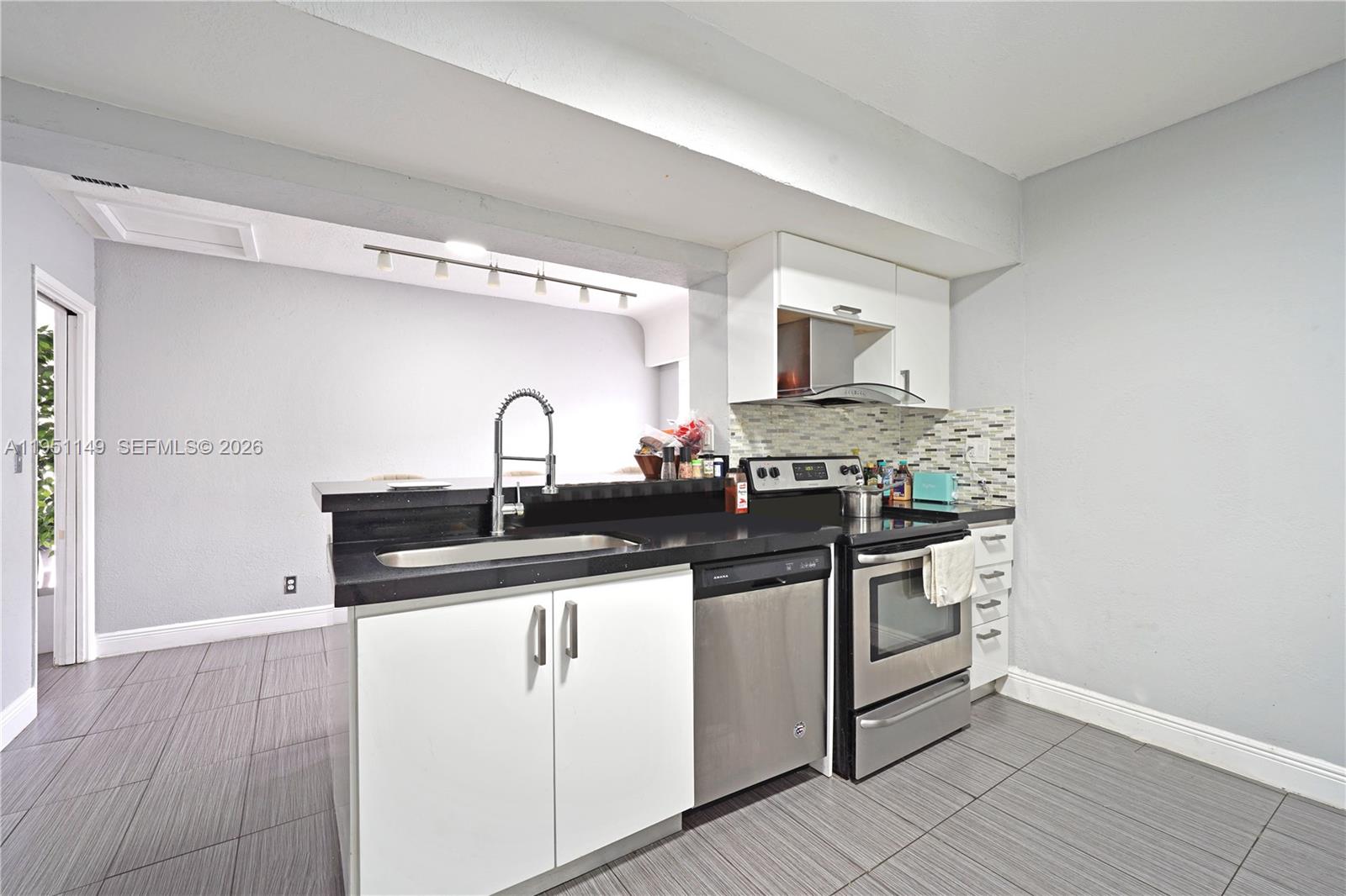 HOLLYWOOD LITTLE RANCHES - Residential