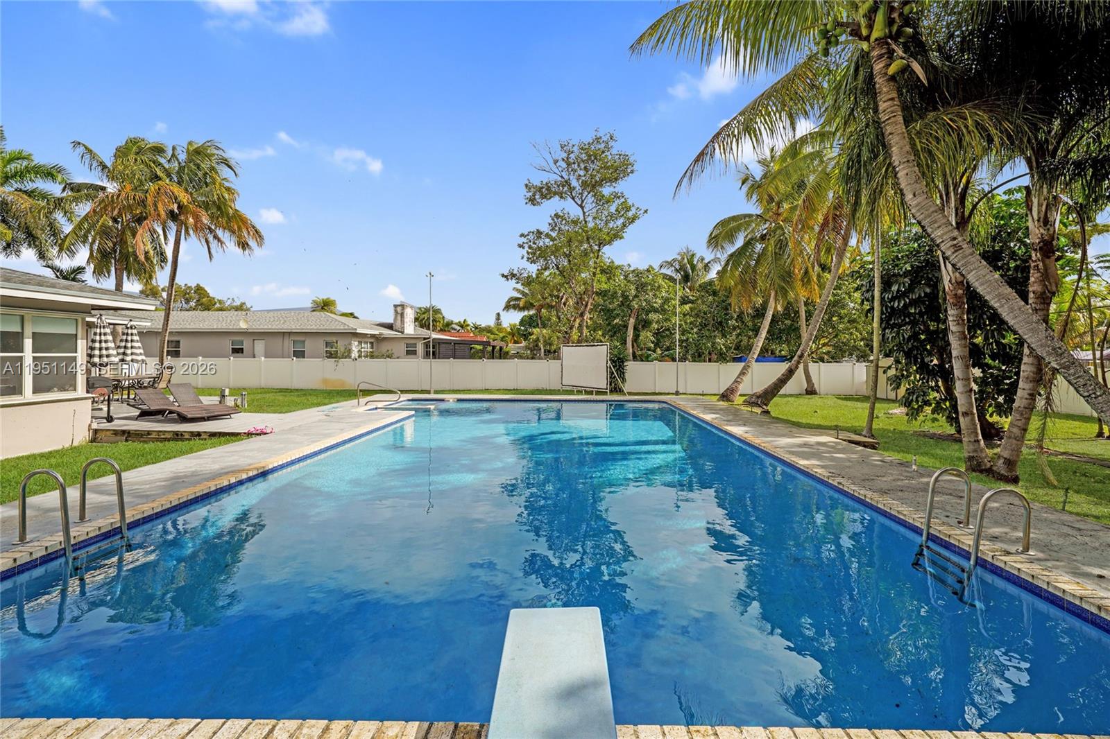 HOLLYWOOD LITTLE RANCHES - Residential