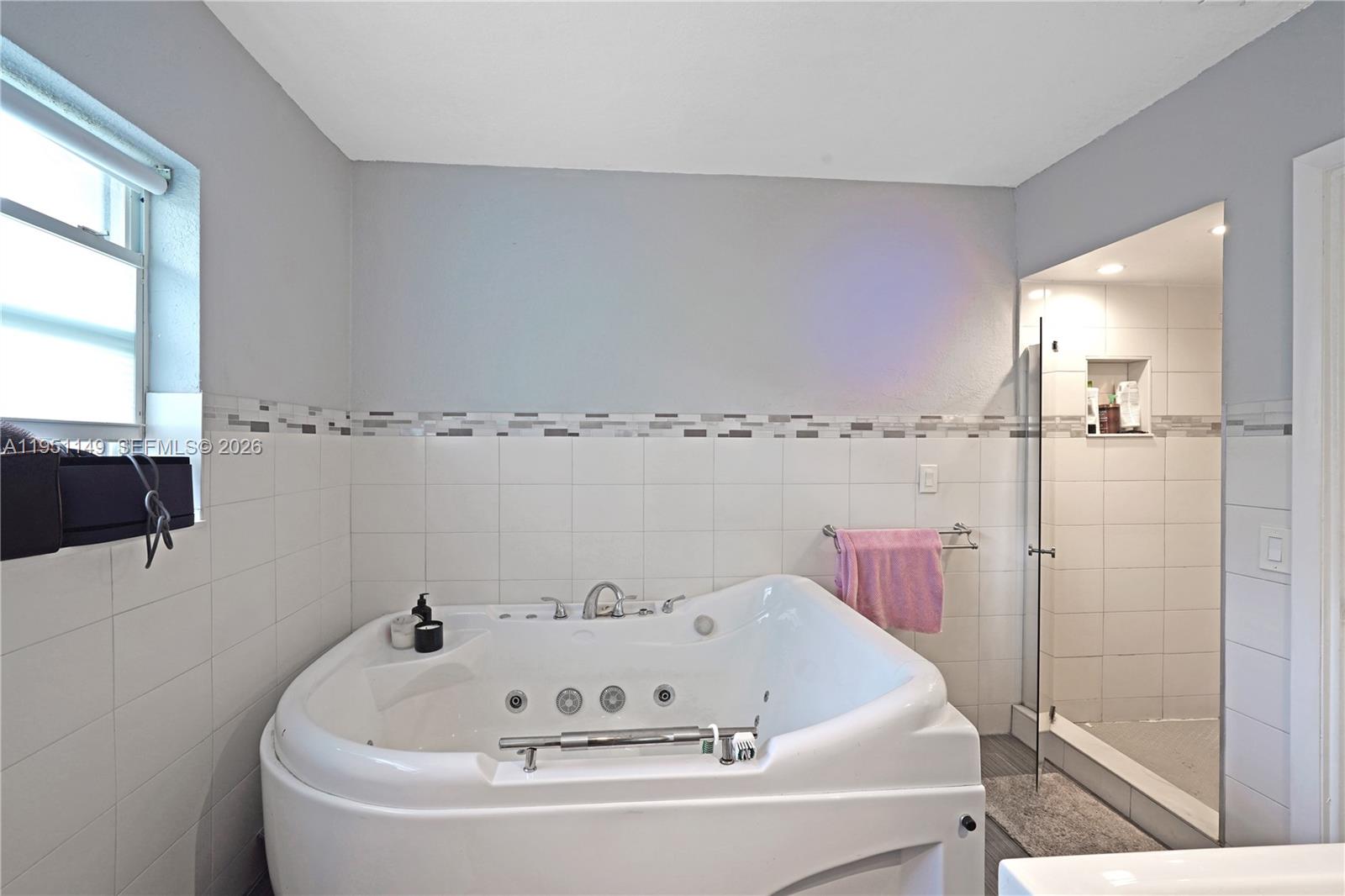 HOLLYWOOD LITTLE RANCHES - Residential